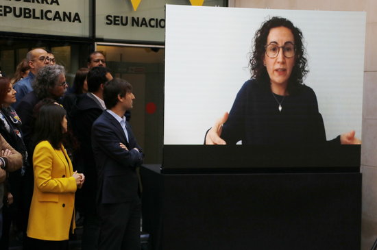 ERC secretary general Marta Rovira, currently in Switzerland, on a screen at a party act on March 22 2019 (by Sílvia Jardí)